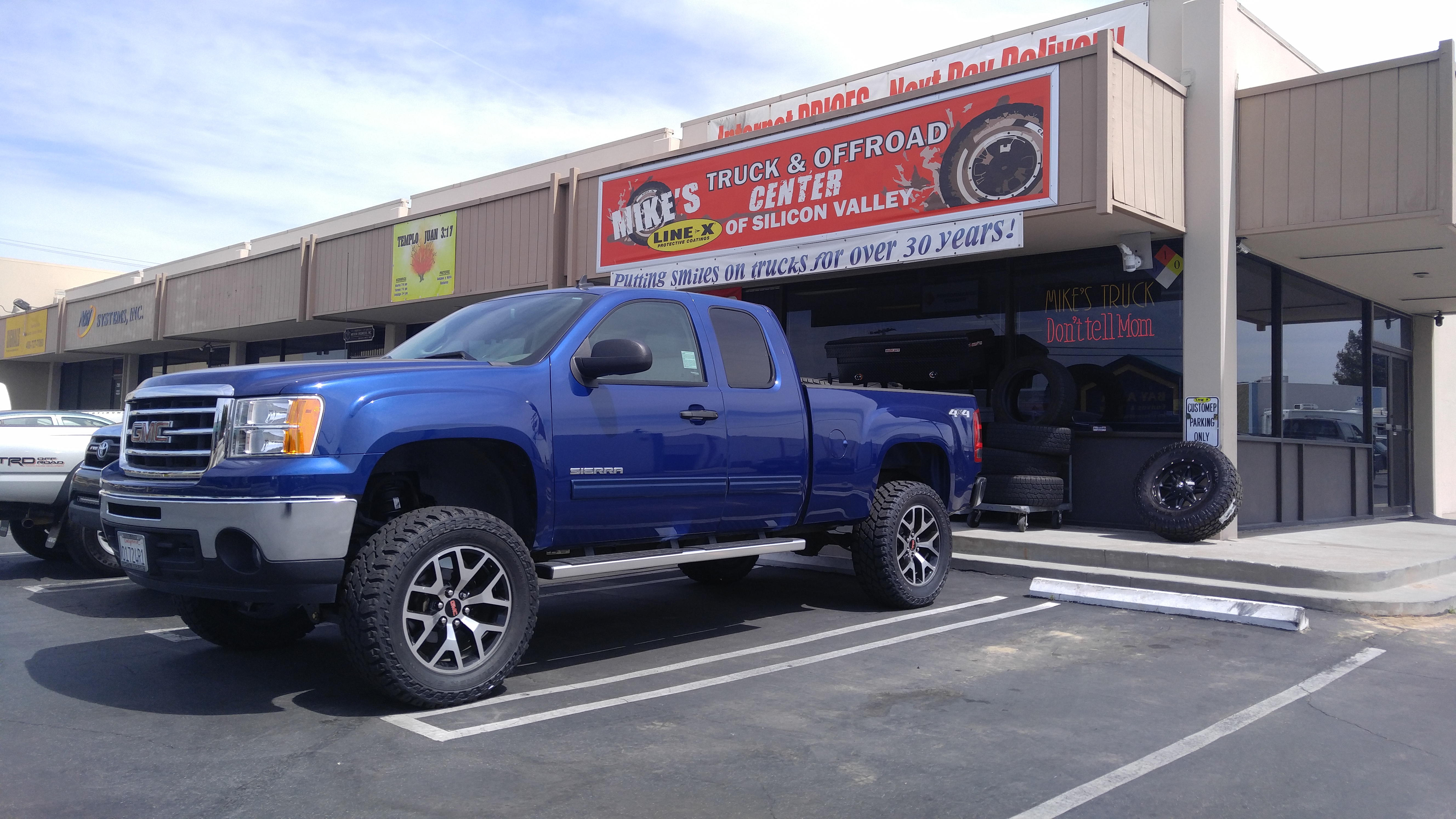 2013 GMC Sierra - Installed 6" Fabtech with factory 20" Rims, 35X12.50 R20 Cooper Tires