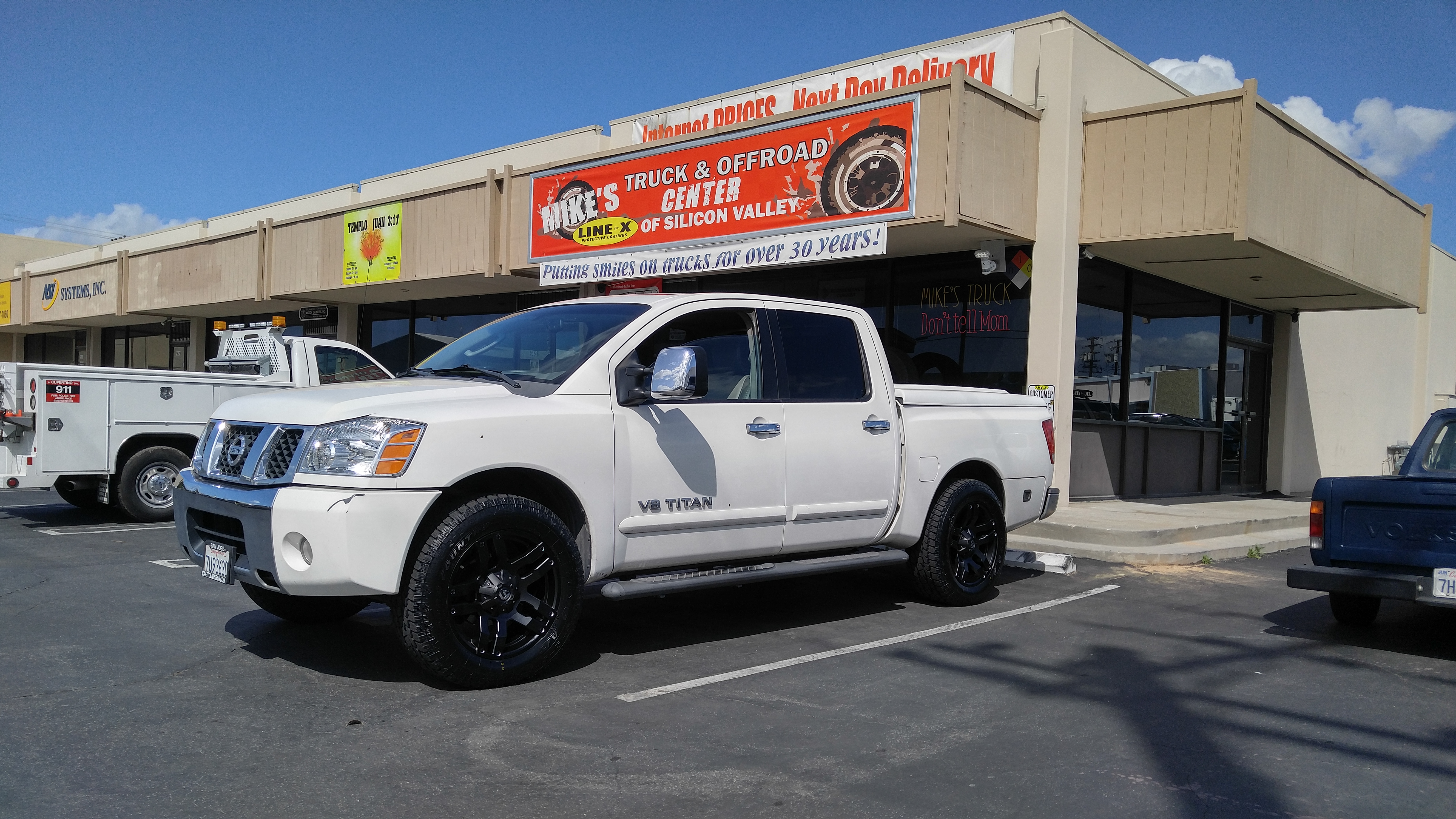 2012 Nissan Titan - Installed 2 1/2" leveling kit - Ready Lift in front, 20X9 Fuel Pump Rims with 275/60R20(33") Toyo Open Country
