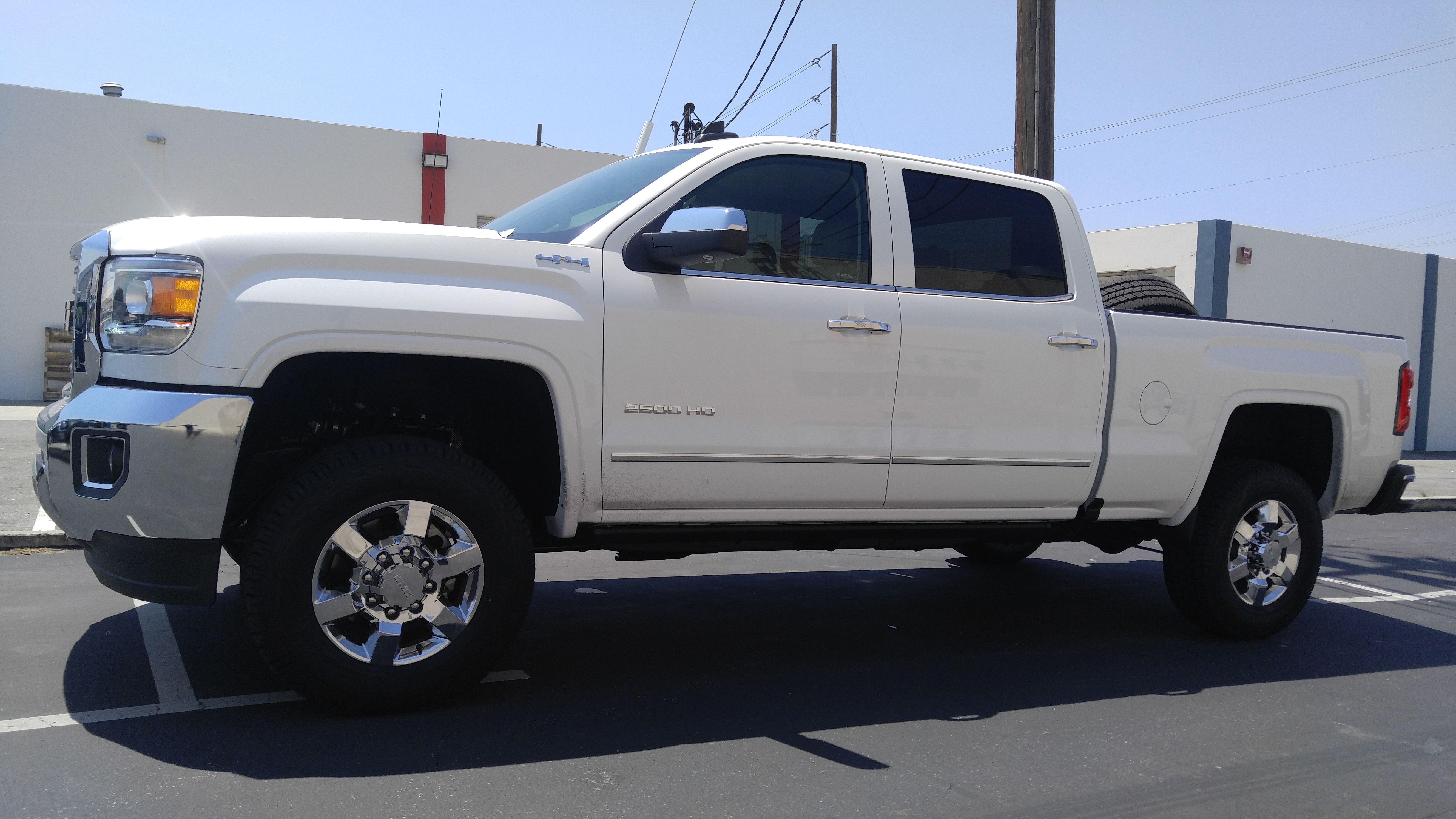 2016 GMC 2500 HD 25" Leveling Kit, 275/70 R18 Cooper Tires(33.5"tall), Stock 18" Rims, Amp Research Power Step