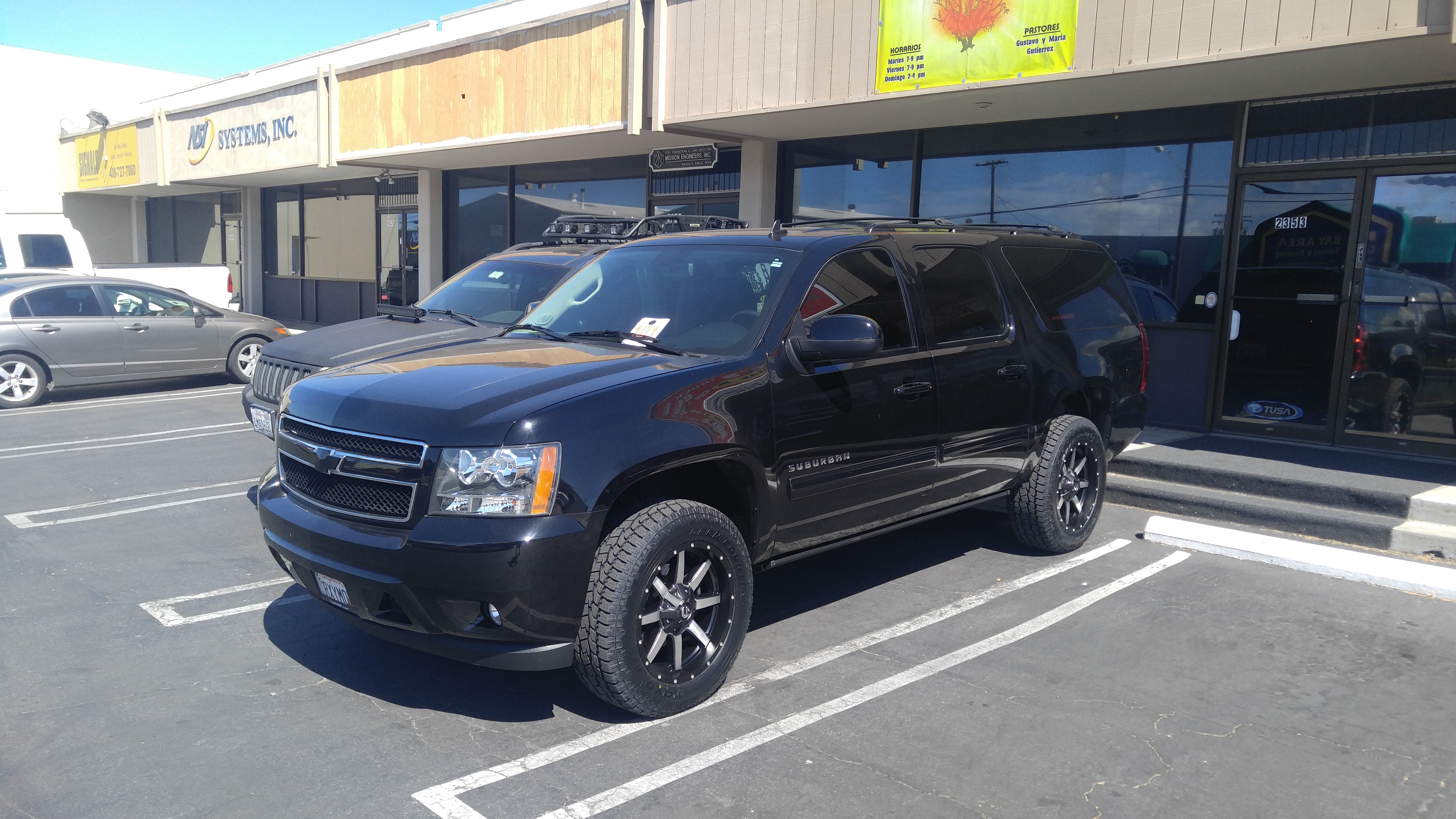 2014 Chevy Suburban 2.5" Leveling Kit 275/60R20 Toyo Open Country ATII Tires(33"Tall) 20X9 Fuel Maverick machined face
