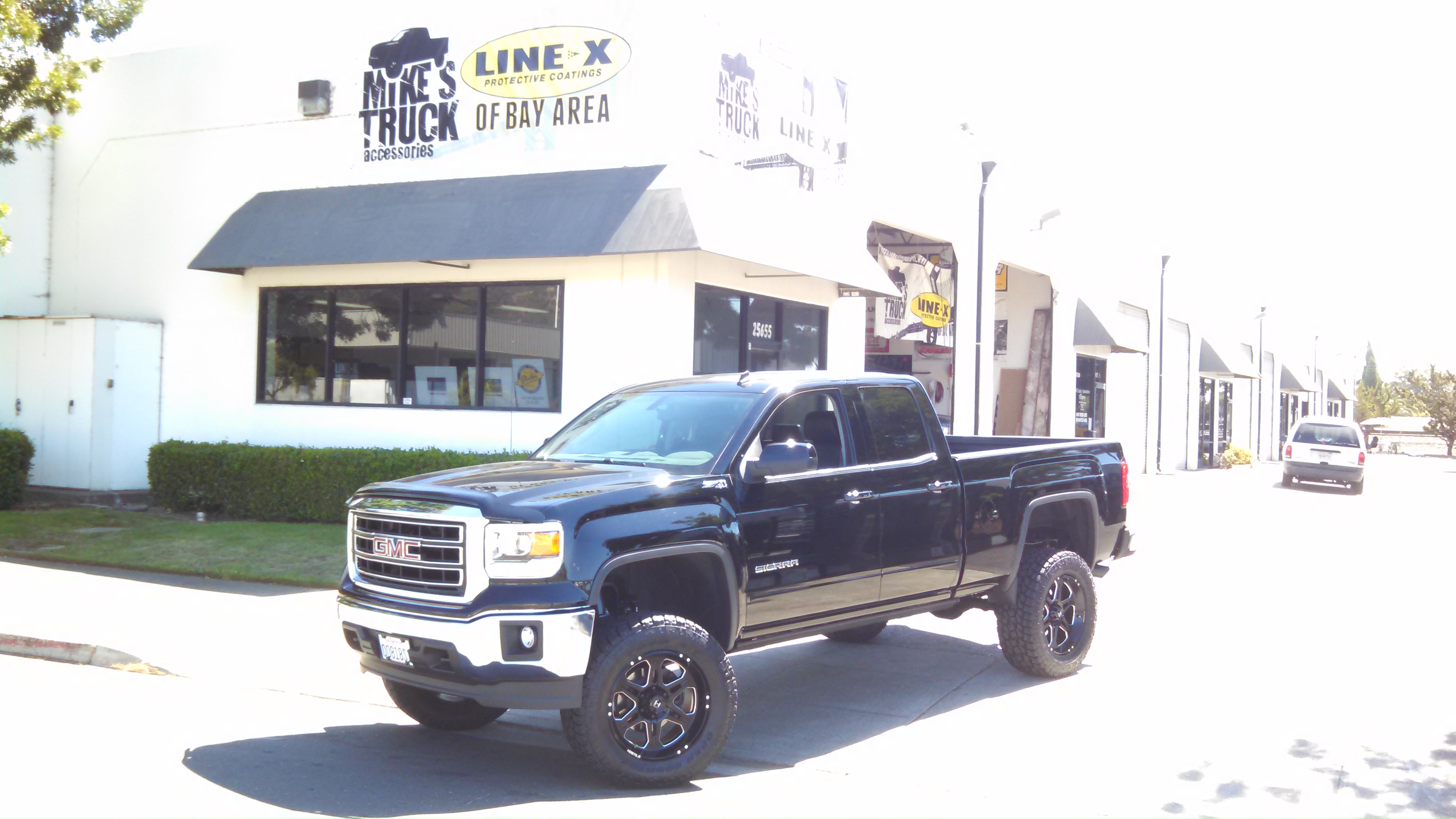 2015 GMC 1500 4WD 6" Fabtech Lift, 3.5X12.5 R20 Toyo Open Country ATII Tires, 20X9 Hostile Rims