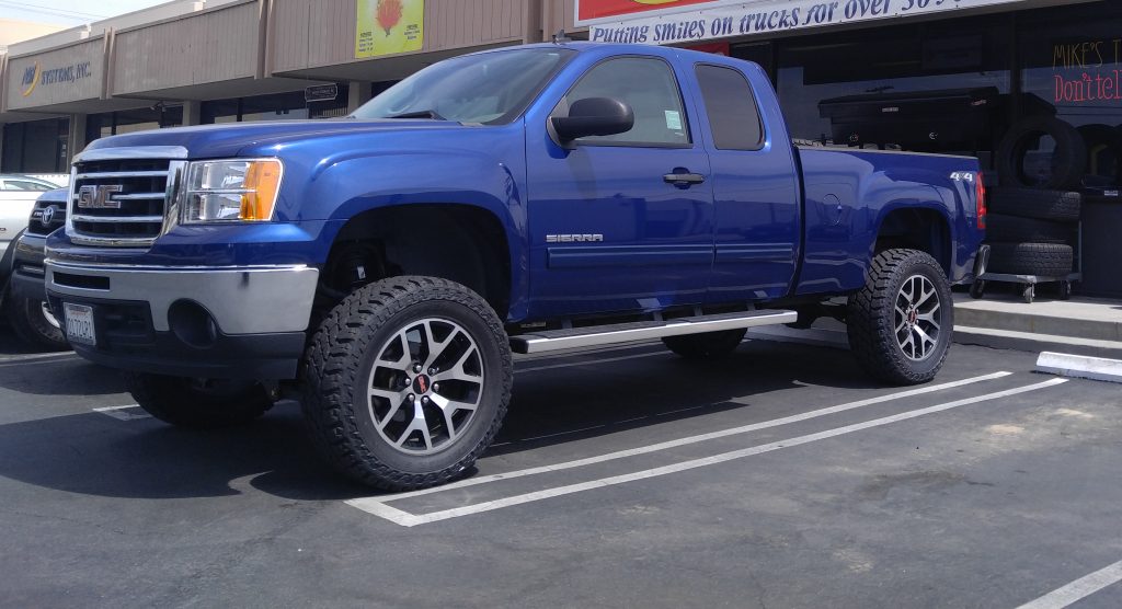 2013 GMC Sierra - Installed 6" Fabtech with factory 20" Rims, 35X12.50 R20 Cooper Tires